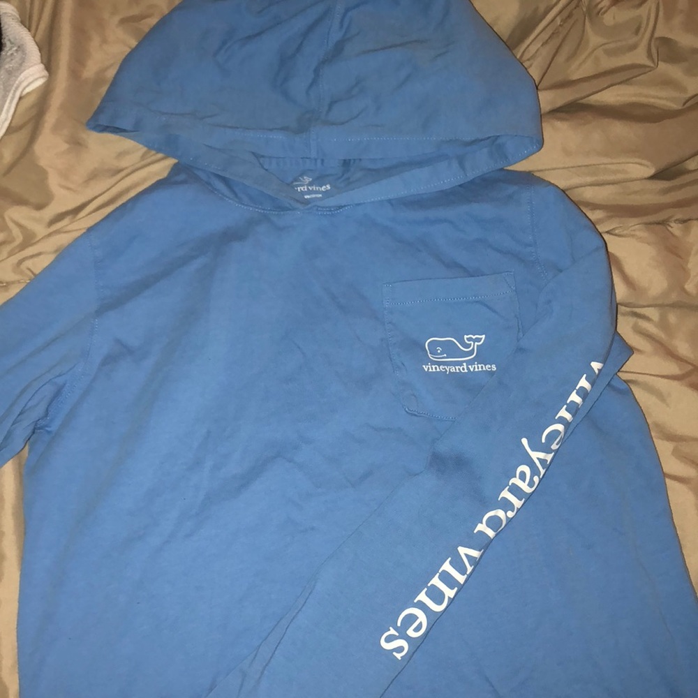 long sleeved vineyard vines W Hood!🐳🌎